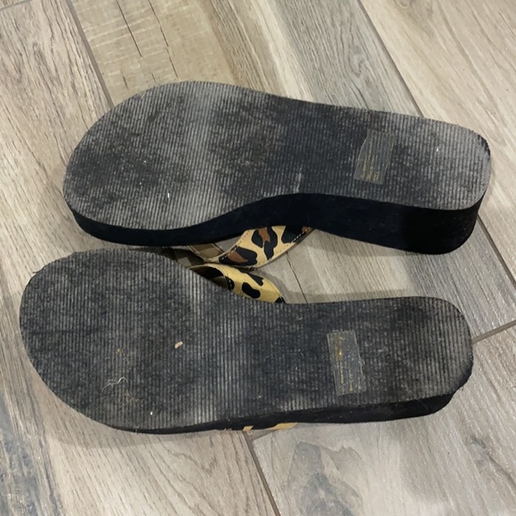 Black wedge flip flops with leopard straps - Picture 3 of 3